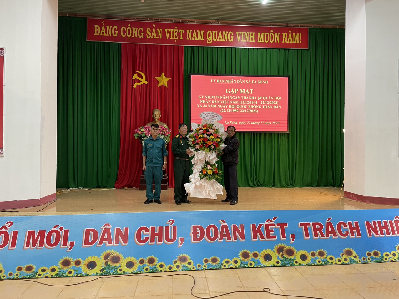 Đảng ủy – HĐND – UBND – UBMTTQVN xã Ea Kênh tổ chức Gặp mặt kỷ niệm 79 năm Ngày thành lập Quân đội Nhân dân Việt Nam (22/12/1944 – 22/12/2023) và 34 năm Ngày Hội Quốc phòng toàn dân (22/12/1989 – 22/12/2023)